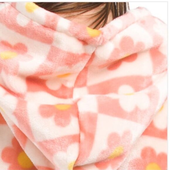NWT THROWZY Checkerboard Daisy Wearable Hooded Oversized Throw One Size Junior - Picture 4 of 8